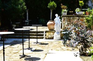 Art. History. Experience. – Eleganța Camerei de Black Jack în inima Bucureștiului